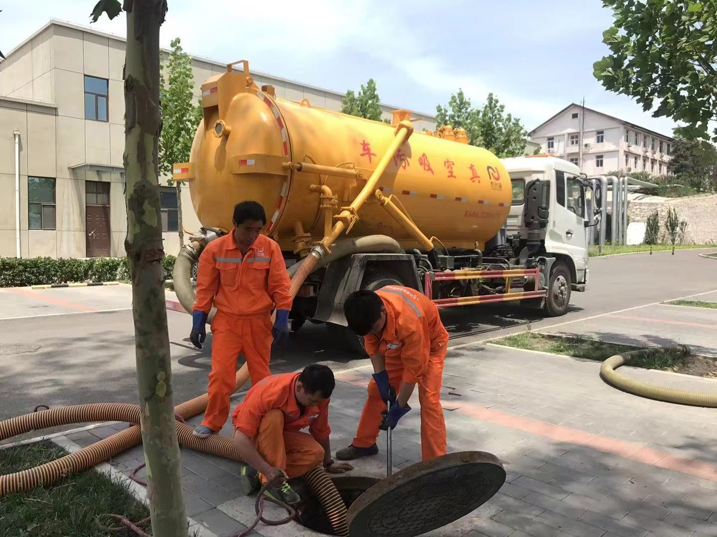 沙雅管道疏通车停在窨井附近