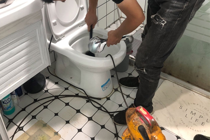 沙雅马桶堵塞自己疏通还是找师傅？专业上门服务让你省时更省心